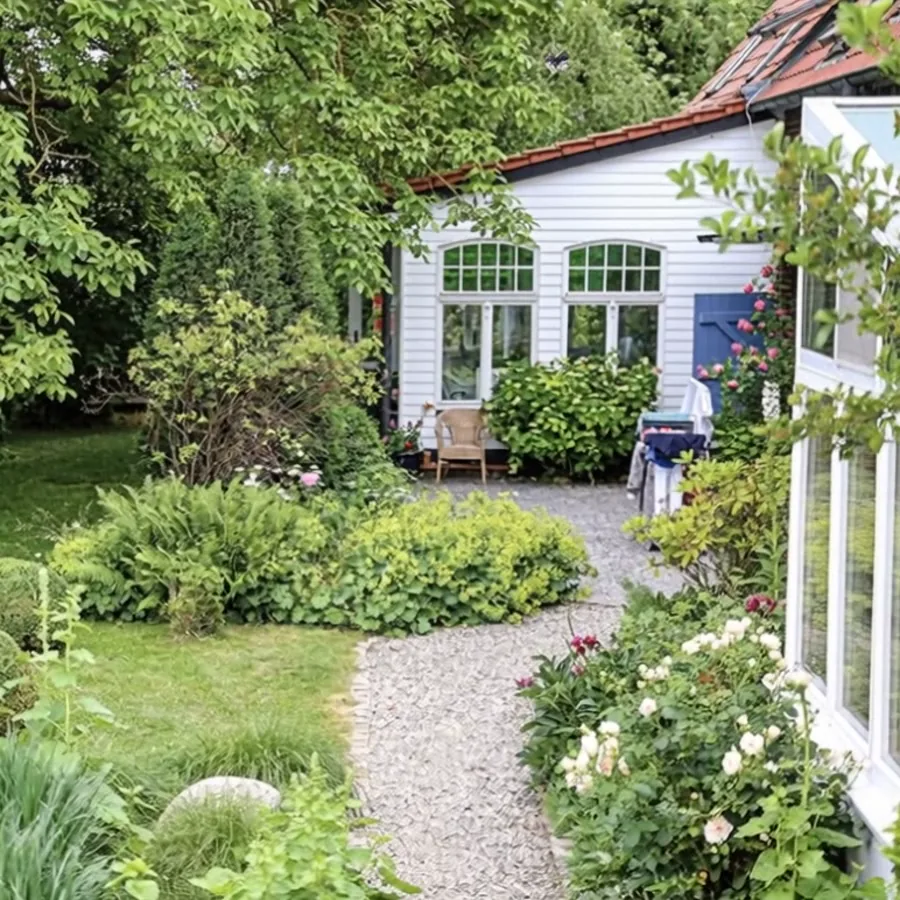 Landhaus mit Garten und Kiesweg